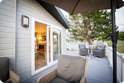 Meadowbank Lodge with ceiling surround system nr beach pet friendly Shorefields