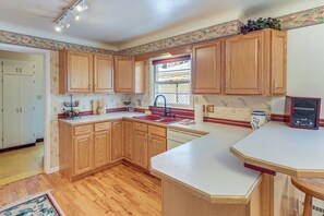 Fridge, microwave, stovetop, dishwasher