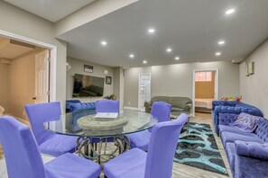 Dining - Short Drive to The Falls! Vibrant Apartment (Niagara Falls)