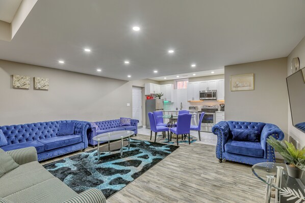 Living area - Short Drive to The Falls! Vibrant Apartment (Niagara Falls)