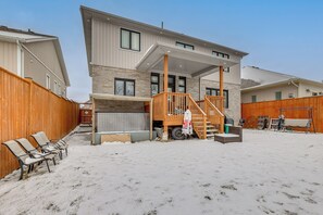 Exterior - Short Drive to The Falls! Vibrant Apartment (Niagara Falls)