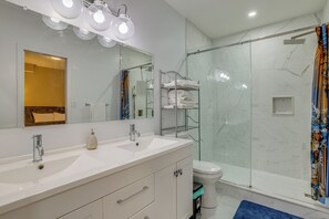 Bathroom - Short Drive to The Falls! Vibrant Apartment (Niagara Falls)