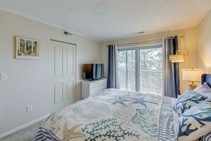 2 bedrooms, desk, Internet, bed sheets - Bright & Airy Condo: Walk to Beach/Boardwalk! (Ocean City)