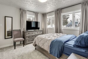 6 bedrooms, iron/ironing board, Internet, bed sheets - 3 Mi to Dtwn: Group Retreat in Anchorage! (Anchorage)