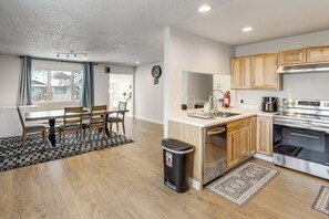 Fridge, microwave, stovetop, dishwasher - 3 Mi to Dtwn: Group Retreat in Anchorage! (Anchorage)