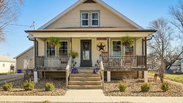 A two-story house with a front porch, a welcome sign, and a star decoration. - Half-Mi to Boat Ramp! Gasconade Country Cottage (Gasconade)