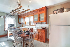 Fridge, microwave, stovetop, coffee/tea maker - Half-Mi to Boat Ramp! Gasconade Country Cottage (Gasconade)
