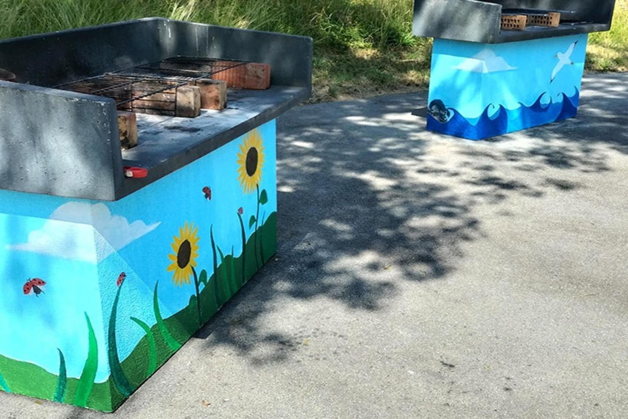 Zwei Grillstationen im Freien mit kunstvollen Verzierungen an den Seiten.