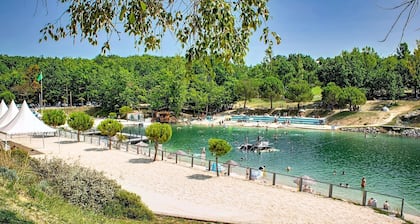 Chalet avec piscine chauffée à Monclar
