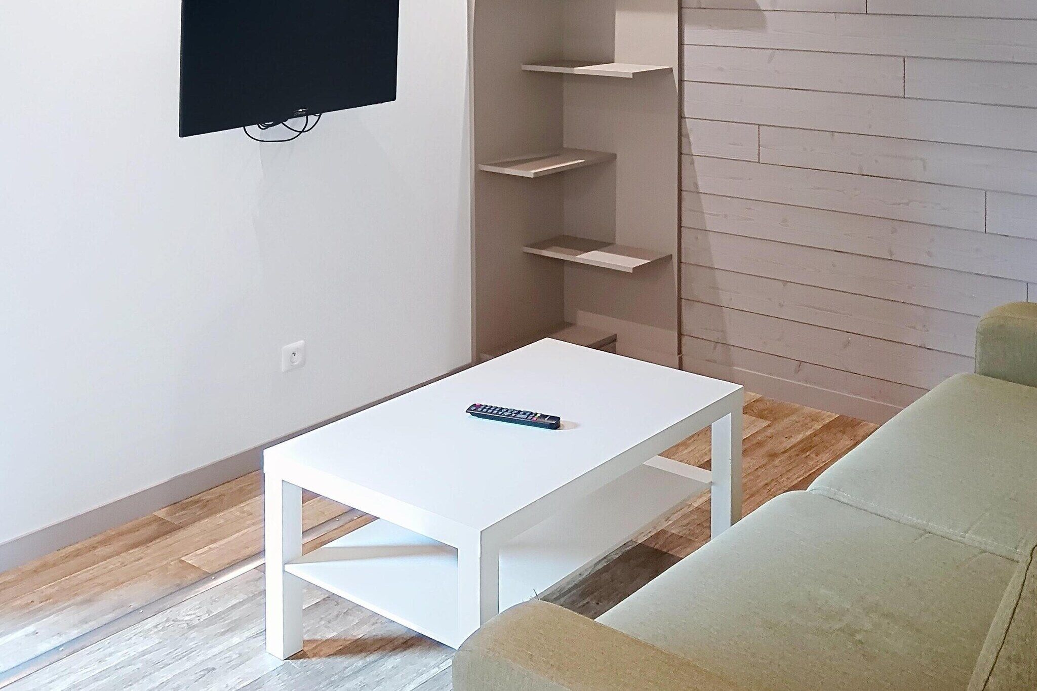 Una Smart TV, una mesa de tenis de mesa