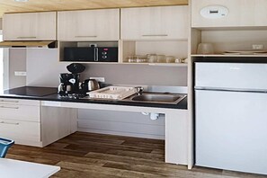 Frigorífico, microondas, horno y placa de cocina