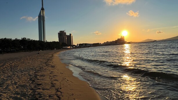 A beach with a tall building, a sunset, and calm waters. - A quiet residential area that blends in with the local community ｜ Close to LaLaport Fukuoka ｜ Close to Fukuoka Airport ｜ Refreshing space (Morooka Hakata-ku Fukuoka city)