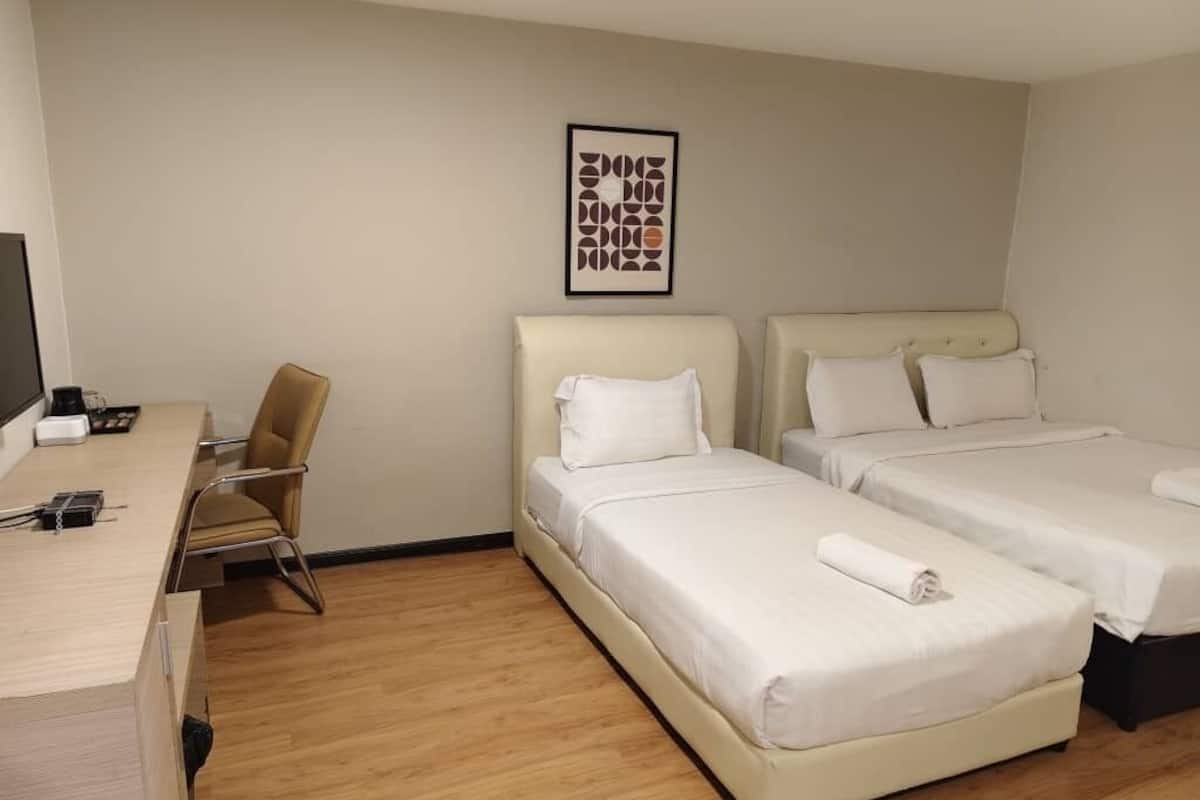 Chambre triple Standard, pas de fenêtre | Bureau, espace de travail pour ordinateurs portables