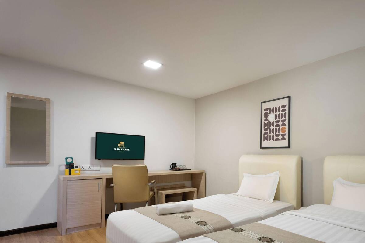 Chambre triple familiale, pas de fenêtre | Bureau, espace de travail pour ordinateurs portables