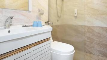 Dobbeltrom – standard, byutsikt | Bad