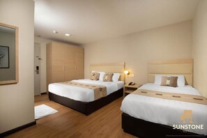 Chambre triple familiale, vue sur la ville | Bureau, espace de travail pour ordinateurs portables