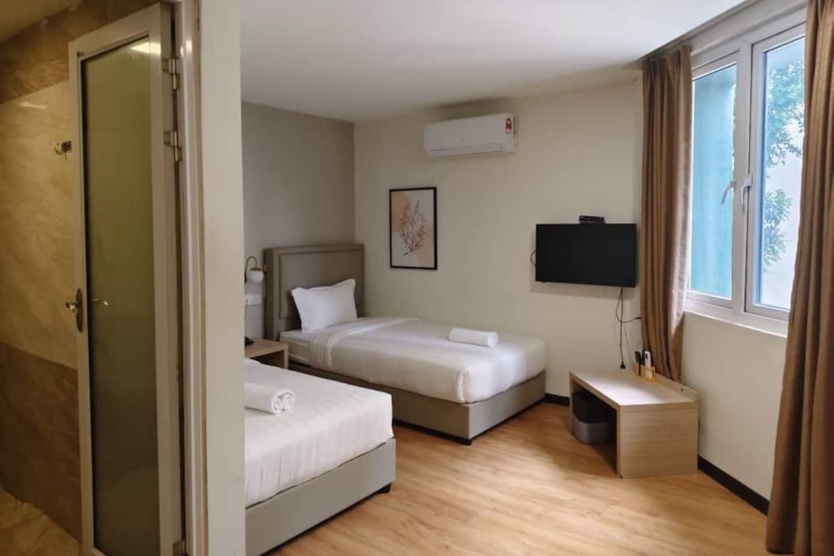 Chambre supérieure avec lits jumeaux | Bureau, espace de travail pour ordinateurs portables