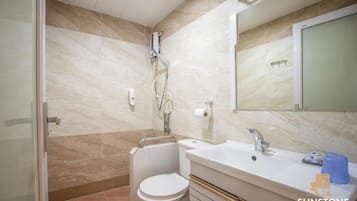 Family Triple Room, City View | Bilik Mandi