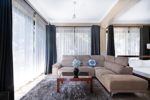 Chambre Double Deluxe, balcon, vue piscine | Coin séjour