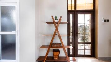 Deluxe-Doppelzimmer, Balkon, Poolblick | Innenbereich