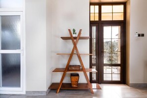 Quarto casal luxo, sacada, vista para a piscina | Parte interna