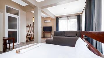 Deluxe-Doppelzimmer, Balkon, Poolblick