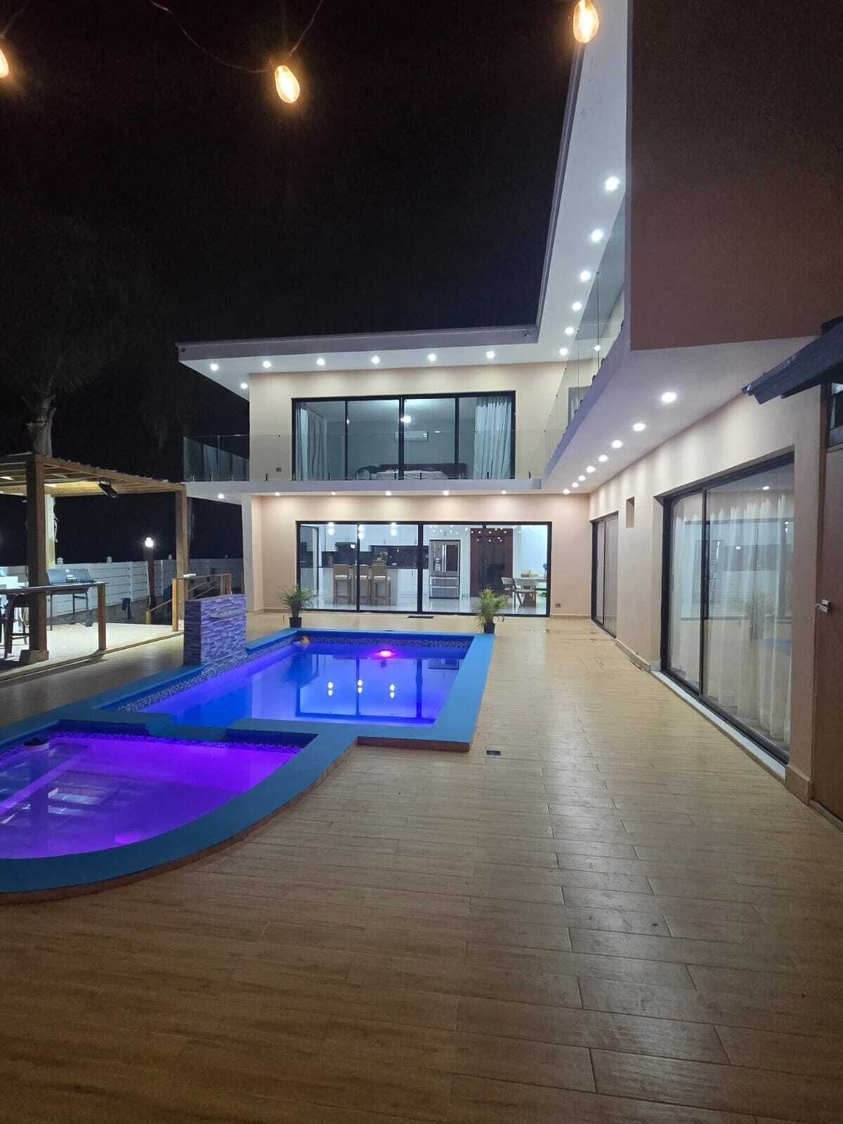 Piscina all'aperto, una piscina riscaldata