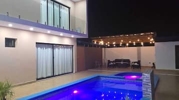 Piscina all'aperto, una piscina riscaldata