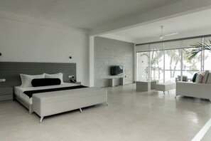 Phòng Suite Deluxe, quang cảnh biển, sát bãi biển | Két bảo mật tại phòng, truy cập Internet không dây miễn phí