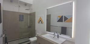 Phòng Suite Deluxe, quang cảnh biển, sát bãi biển | Phòng tắm | Buồng tắm vòi sen, máy sấy tóc, khăn tắm, xà phòng