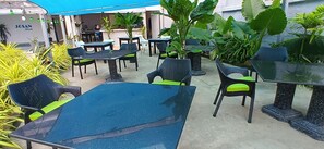 Outdoor dining - Josan Villa with Glorious Sea Views (Habaraduwa)