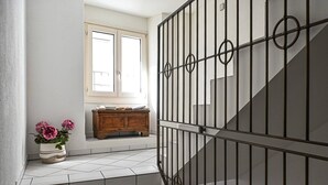 Eine Treppe mit Metallgeländer, die zu einer Zwischenebene führt.