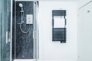 Dusche, Haartrockner, Handtücher, Toilettenpapier