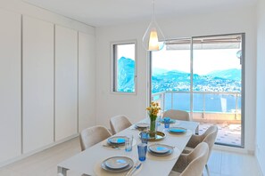 Dining - Serenity Lakefront 2 Bedrooms Retreat in Lugano (Ruvigliana)