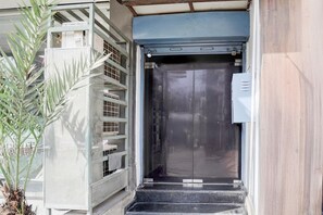 Exterior detail - Super Itwari Station Formerl Hotel Prime (Chowk, Nagpur)