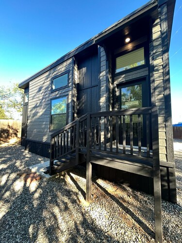Romantic Red Rock Escape:1BR Cottonwood Chalet near Sedona Wine Trail & AC: TH25