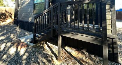 Romantic Red Rock Escape:1BR Cottonwood Chalet near Sedona Wine Trail & AC: TH25