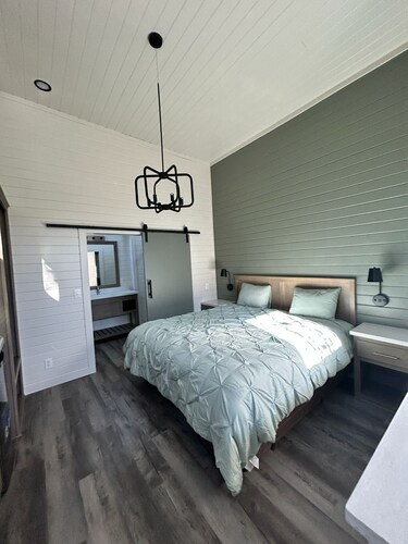 Romantic Red Rock Escape:1BR Cottonwood Chalet near Sedona Wine Trail & AC: TH25