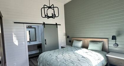 Romantic Red Rock Escape:1BR Cottonwood Chalet near Sedona Wine Trail & AC: TH25