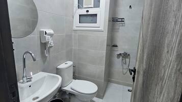 Combined shower/bathtub, hair dryer, towels