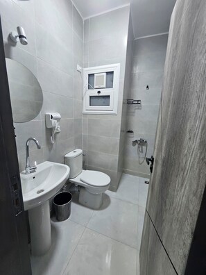 Combined shower/bathtub, hair dryer, towels - studio in magawish hurghada (Hurghada)