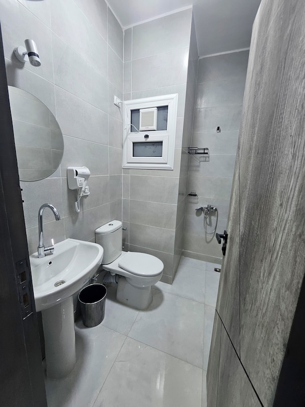 Combined shower/bathtub, hair dryer, towels