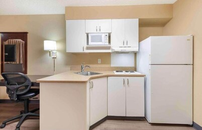 1 Queen Bed | Non-Smoking, Kitchen