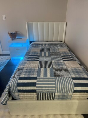 5 bedrooms, iron/ironing board, WiFi, bed sheets