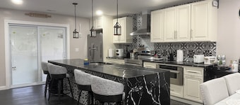 Welcoming 3-bedroom house with AC in vibrant Indianapolis