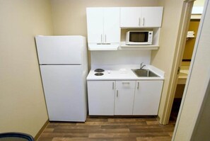 Fridge, microwave - 1 King Bed | Mob Acc RI Shwr Ste Nsmk Ktchn (Sacramento CA)