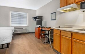 1 bedroom, free WiFi - ADA Full Bed,Tub,Nsmk|Kitchen|Studio 6 Fort Myers (Fort Myers FL)