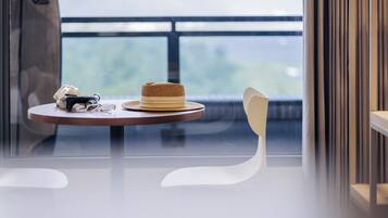 Zweibettzimmer | Zimmersafe, Verdunkelungsvorhänge, schallisolierte Zimmer