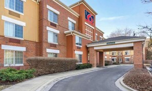 Exterior - 1 Queen Bed | Non-Smoking, Kitchen (Chicago)