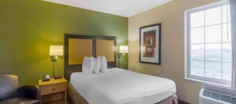 1 Queen Bed|ADA/RI Shower Non-Smoking Kitchen